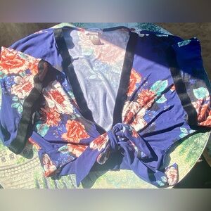 Miley & Molly short sleeve tie front crop top M floral print